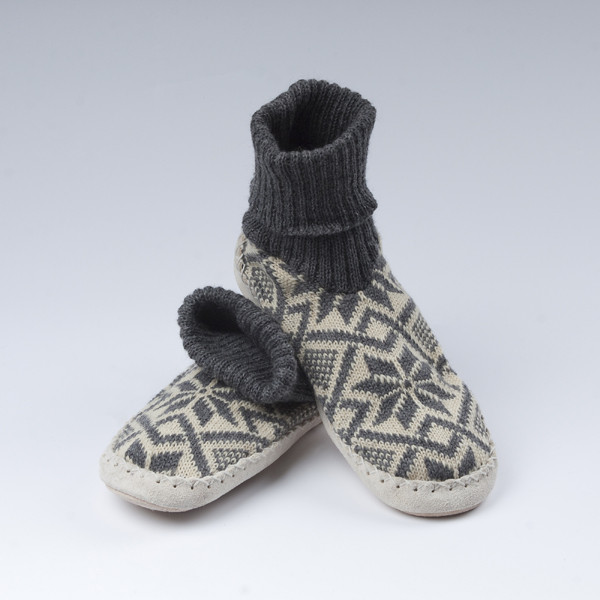 Chaussons-chaussettes suedois gris en laine aux motifs jacquard