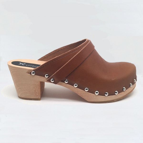 Sabots talons hauts en cuir cognac et cloutes