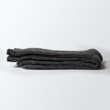 Chaussettes suédoises parfaites pour les puristes de la laine. Elles contiennent beaucoup d'air ce qui apportent chaleur par temps froid et fraicheur par temps chaud et peuvent donc se porter toute l'année. Chaudes, fines et pas trop épaisses, elles rentrent toutes les chaussures. La laine est certifiée Oeko-tex ce qui garanti la qualité de la laine et le respect de normes écologiques.
Composition 95% laine, 5% lycra, ce qui rend la chaussette souple et très agréable à porter. Lavable en machine programme laine (40°c). Couleur gris anthracite.