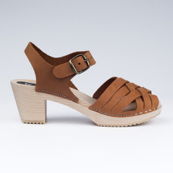 Sabot-sandales tressés en cuir gras camel