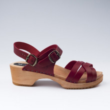 La sandale Anja est un authentique sabot-sandale Suédois avec des lanières en cuir bordeaux aux lanières larges.
Elles ont 2 boucles réglables et ajustables et petit 